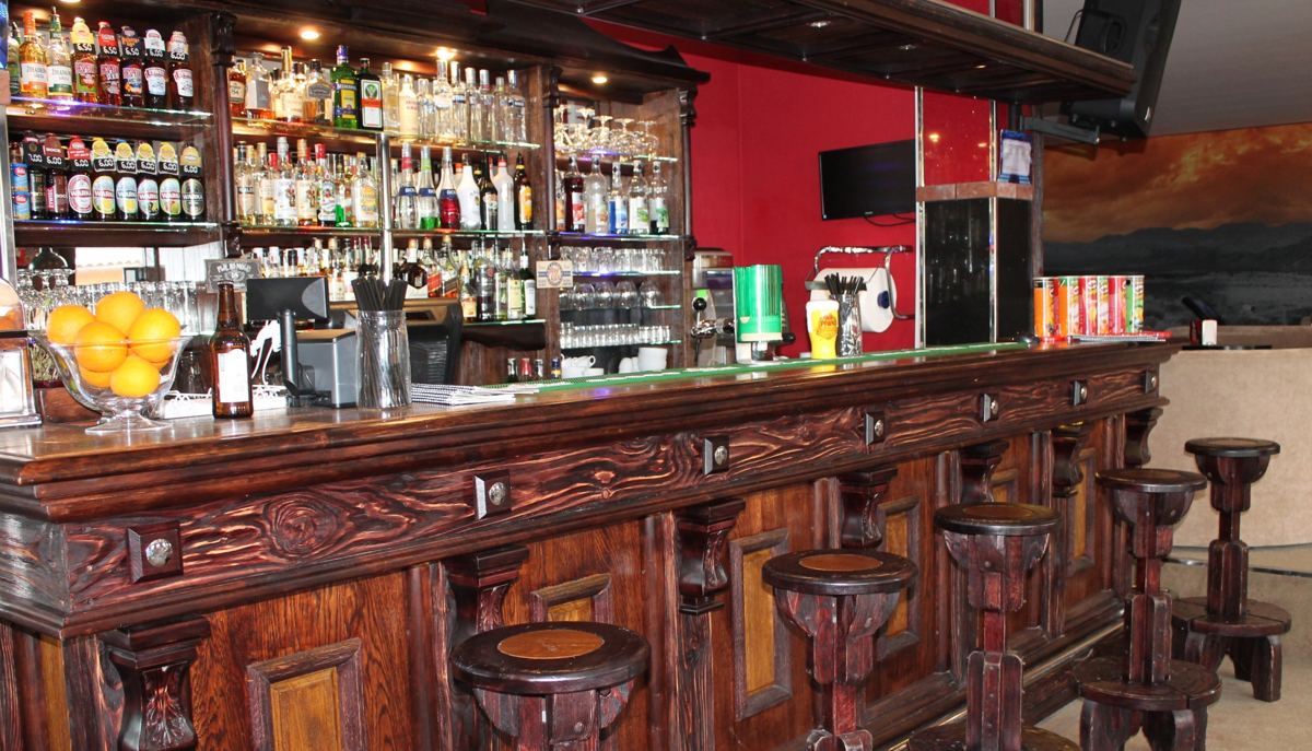 Drewniany bar kręgielni Kolorado z hokerami
